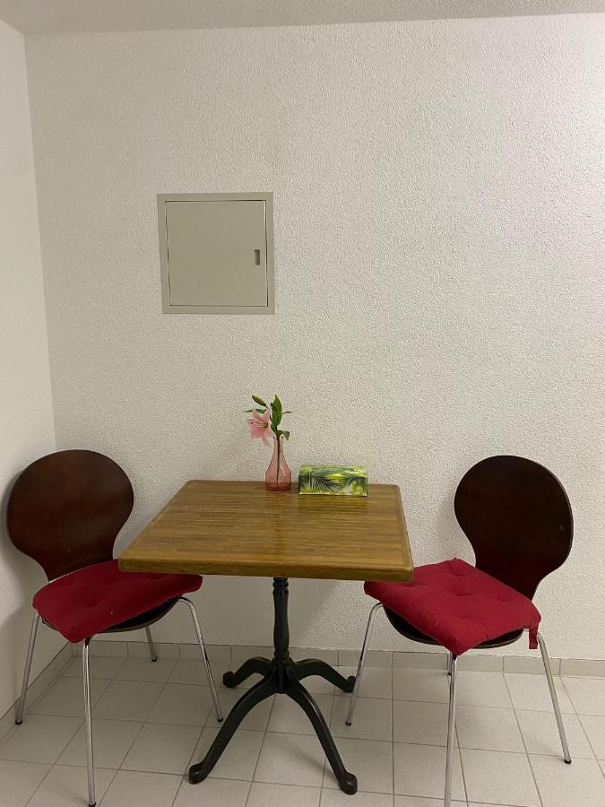 Private Studio Apartment In เบรมการ์เทน ภายนอก รูปภาพ